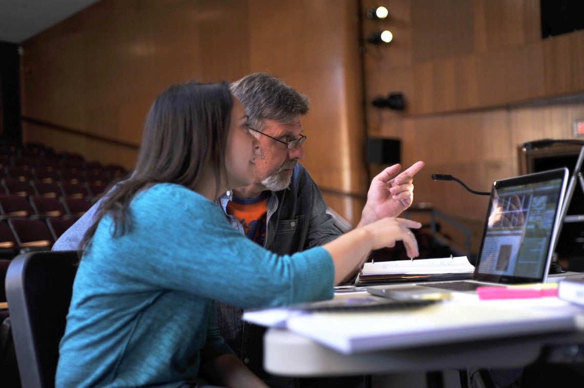 Faculty member teaching a UɫӰ student